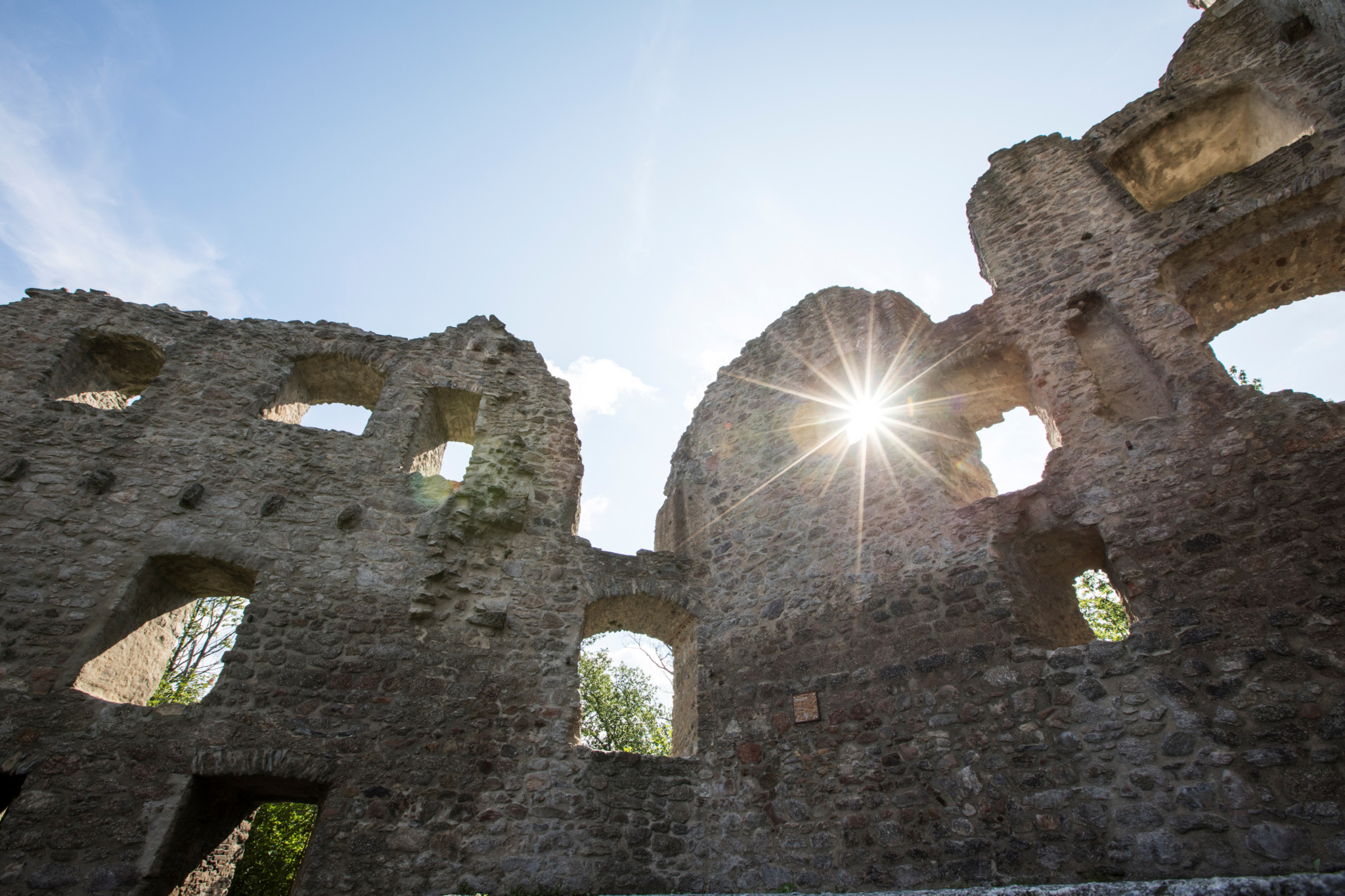 Ansicht Burg Neuwindeck im Sonnenuntergang