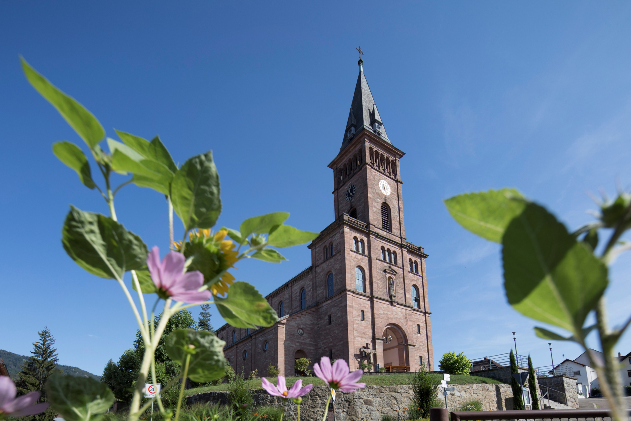 Ansicht der katholischen Kirche Sankt Leonhard