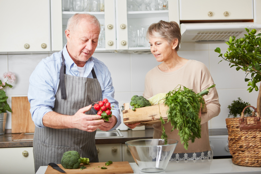 Älteres Paar kocht zusammen